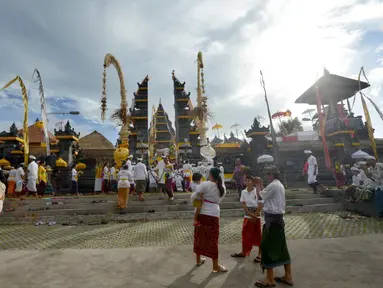 Jelang perayaan Galungan, masyarakat Bali mulai mendatangi pura di Jimbaran, Bali, (21/5/14). (AFP PHOTO/Sonny Tumbelaka)