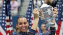 Flavia Penneta berpose dengan trofi juara Grand Slam AS Terbuka 2015. Minggu (13/9/2015) dini hari WIB. (Reuters/Mike Segar)