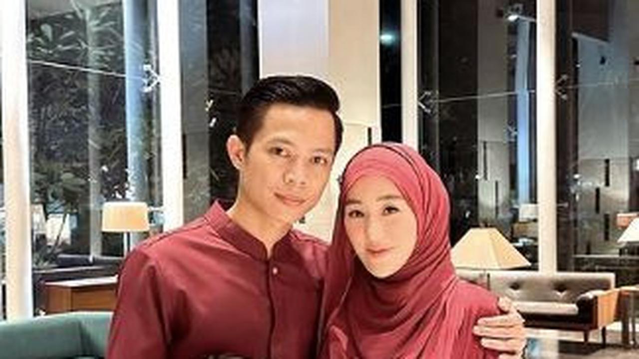 Larissa sempat tampil berani dengan menggunakan outfit warna merah saat Imlek 2024. Potongan baju yang sederhana dan seamless ini bisa jadi pilihan untuk lebaran tahun ini. Warna bold merah menonjolkan kesan yang kuat namun tetap anggun.