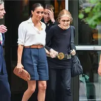 Simak cara styling kemeja putih ala Meghan Markle (instagram/royalstylewatch)