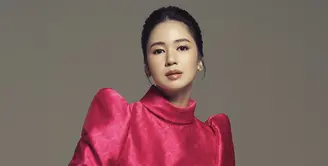 Laura Basuki tak pernah gagal tampil feminin. Kali ini, ia hadir dengan gaya dress unik. Paduan rok lengan puffy serta kerah turtle neck menambah elegansi gaya. [Foto: Instagram/ Laura Basuki]