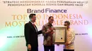 Direktur Komunikasi Lippo Group Danang Kemayan Jati (tengah) menerima penghargaan Indonesia's Top 100 Most Valuable Brands 2019 di Jakarta, Rabu (12/6/2019). Penghargaan diselenggarakan Brand Finance, lembaga konsultan brand internasional, bekerja sama dengan Majalah SWA. (Liputan6.com/Johan Tallo)