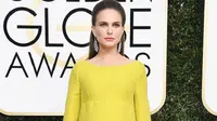 Intip deretan selebritas cantik yang mengenakan gaun warna kuning di Golden Globes 2017. (Foto: whowhatwear.com)