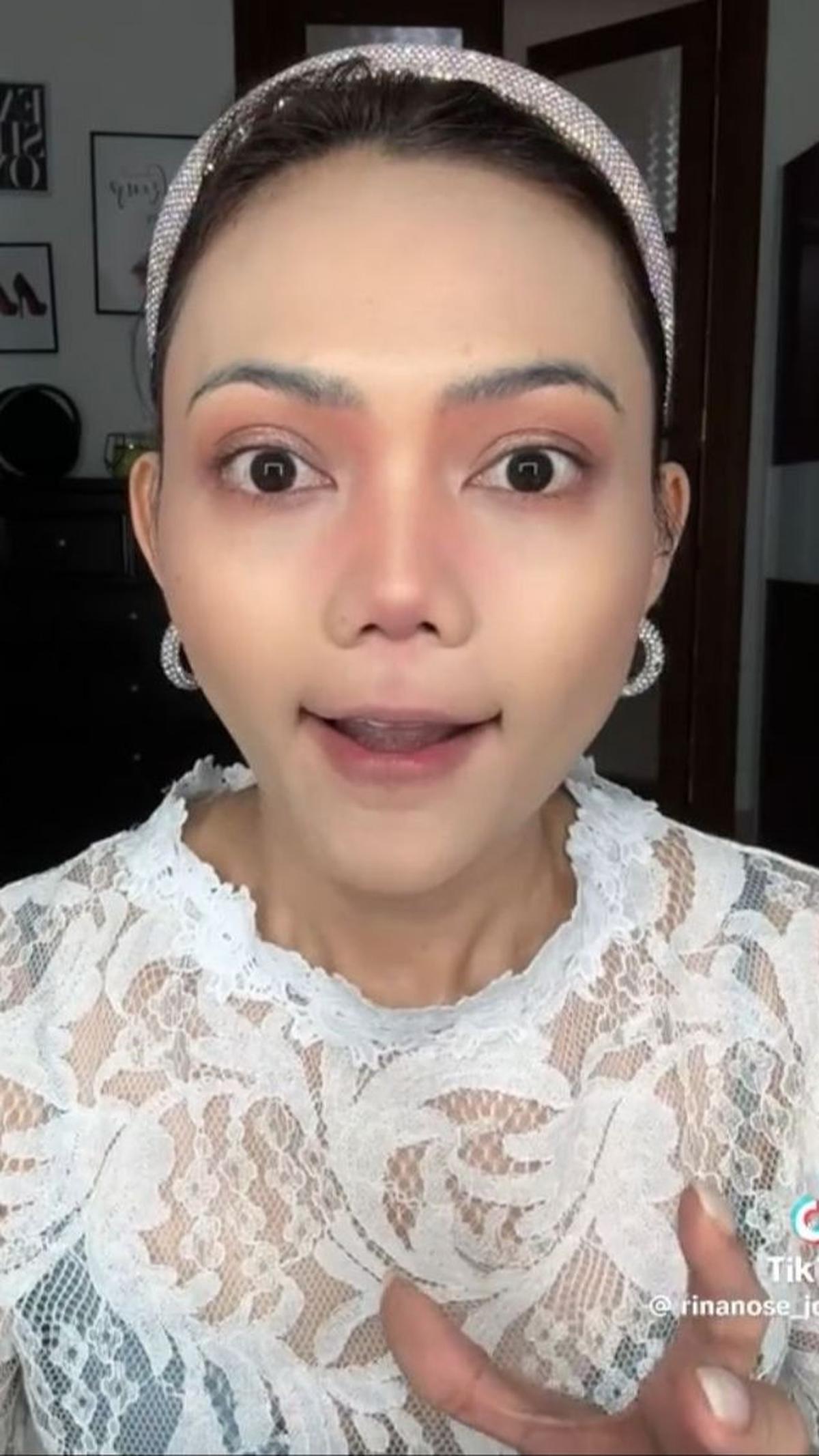 Memakai Riasan Seluruh Muka <br>