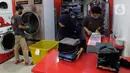 Aktivitas pekerja di gerai jasa layanan laundry, kawasan Kemang, Jakarta, Rabu (25/11/2020). Banyaknya pekerja yang sudah kembali bekerja di kantor dan memasuki musim hujan diprediksi akan meningkatkan omset jasa laundry yang cukup signifikan. (Liputan6.com/Herman Zakharia)