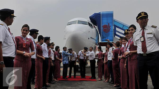 CEO Lion Group, Edward Sirait (Berbatik Biru) Mengalungkan Bunga kepada dua kapten yang membawa pesawat baru Lion Air Boeing 737 800 NG di Terminal 1 Bandara Soekarno Hatta, Tangerang, Rabu (19/8/2015). (Liputan6.com/Johan Tallo)