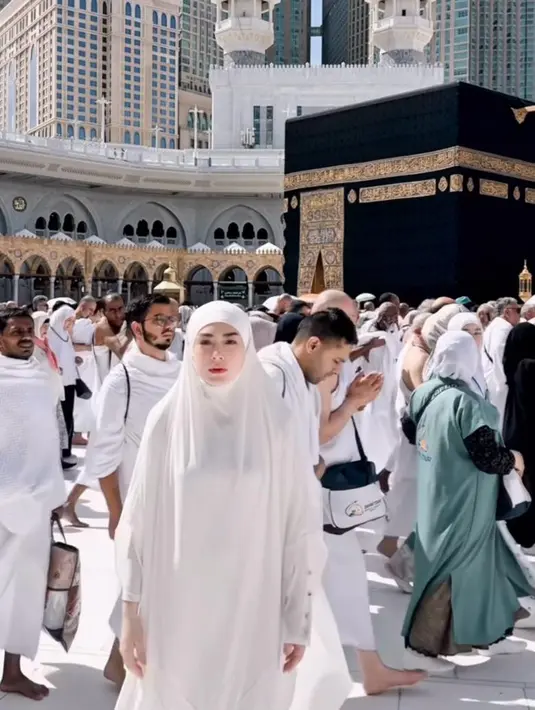 Untuk bibir, Celine memilih nuansa lipstik soft pink yang memberikan kesan segar dan merona alami. Warna ini membuat wajahnya terlihat lebih cerah dan harmonis dengan keseluruhan look-nya. Sedikit blush on tipis di pipi menambah efek glowing yang lembut, memperkuat aura ketenangan yang ia pancarkan selama berada di Tanah Suci. [@celie_evangelista].