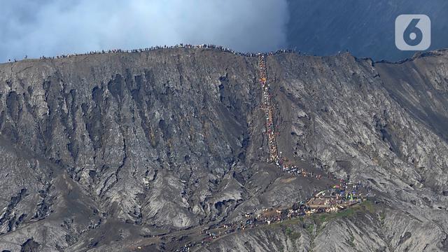 Ribuan Wisatawan Padati Kaldera Bromo di Minggu Terakhir Libur Lebaran Idul Fitri 2023