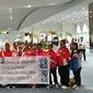 Ketua Umum PB Persani, Ilya Avianti (tengah) menyambut kedatangan atlet senam Indonesia yang baru tiba dari SEA Games di Bandara Soetta, Kamis (24/8)