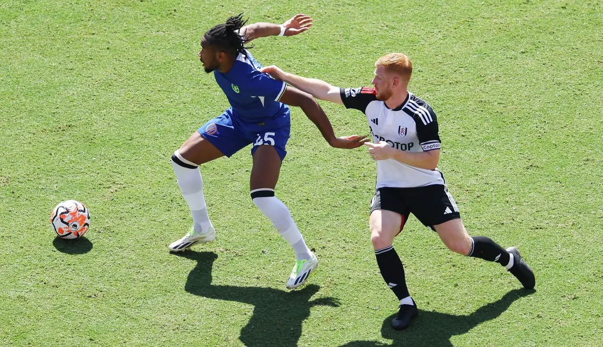 Para pemain Chelsea, Christopher Nkunku, berebut bola dari pemain Fulham, Harrison Reed, pada laga Premier League Summer Series di FedEx Field di Maryland, Washington, Senin (31/7/2023). Chelsea menang dengan skor 2-0. (Photo by Patrick Smith / GETTY IMAGES NORTH AMERICA / Getty Images via AFP)