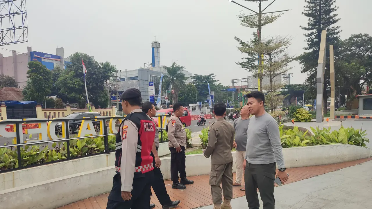 Anggota Polres Metro Depok mengecek lokasi usai pemain skateboard ditendang pengunjung di DOS, Balai Kota Depok.