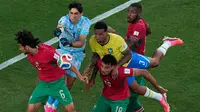 Penjaga gawang Maroko, Yassine Bounou (1), meninju bola menjauh dari pemain Brasil, Gabriel Magalhaes (3), saat pemain Maroko, Ayyoub Bouaddi (6), Chadi Riad (18) dan Issa Diop, ikut bermain selama pertandingan Grup C Piala Dunia 2026 di East Rutherford, N.J., dekat New York, Minggu, 14 Juni 2026. (AP Photo/Matt Slocum)