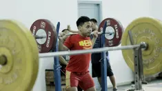 Atlet angkat besi, Eko Yuli Irawan, saat sesi latihan di Pelatnas angkat besi, Jakarta, Rabu (21/3/2018). Eko Yuli Irawan bertekad ingin memecahkan rekor pribadi di Asian Games 2018. (Bola.com/M Iqbal Ichsan)