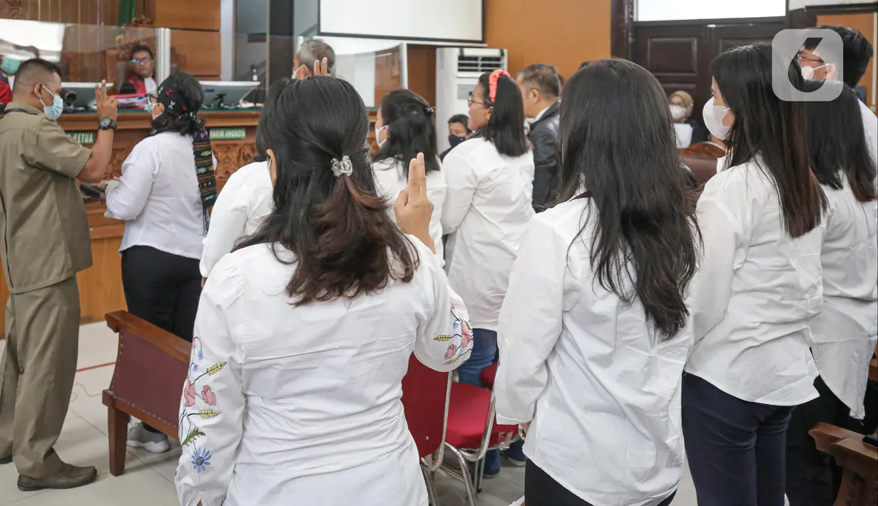 Para saksi mengambil sumpah dalam sidang lanjutan kasus pembunuhan Brigadir N Yosua Hutabarat atau Brigadir J dengan terdakwa Ferdy Sambo dan Putri Candrawathi di Pengadilan Negeri Jakarta Selatan, Selasa (1/11/2022). Agenda sidang kasus pembunuhan Brigadir J hari ini adalah pemeriksaan saksi dari pihak keluarga Brigadir J. (Liputan6.com/Faizal Fanani)