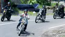 Gaya Presiden Joko Widodo atau Jokowi saat mengendarai motor Chopper di Sukabumi, Jawa Barat, Minggu (8/4). Jokowi memakai jaket jeans biru bergambar peta Indonesia di bagian dadanya. (Liputan6.com/Pool/Biro Pers Setpres)