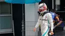 Pebalap Mercedes, Lewis Hamilton tertunduk saat sesi kualifikasi F1 GP di Sirkuit Hockenheim, Jerman, Sabtu (21/7).  Lewis Hamilton mengalami masalah mesin dan gagal menyelesaikan sesi kualifikasi tersebut. (AP Photo/Pool Photo via AP)