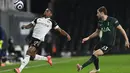Striker Fulham, Ivan Cavaleiro (kiri) bersaing dengan bek Tottenham Hotspur, Ben Davies pada pekan ke-27 Liga Inggris di Craven Cottage, Jumat (5/3/2021) dini hari WIB. Tottenham Hotspur unggul 1-0 atas Fullham lewat gol bunuh diri Tosin Adarabioyo.  (NEIL HALL / POOL / AFP)