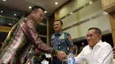 Menhan Ryamizard Ryacudu (kanan) saat menghadiri Raker di Komisi I DPR RI di Kompleks Parlemen, Jakarta, Kamis (13/4). Rapat kerja antara Kemenhan dan Komisi I membahas permohonan pergeseran anggaran Kemenhan dan TNI tahun 2017 (Liputan6.com/Johan Tallo)