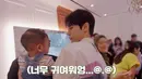 "Nggak mau? Boleh nggak (gendong)" kata Doyoung dalam bahasa Inggris. Tapi anak 1,5 tahun ini cuek dan tetap asyik joget dengan menggoyangkan satu tangannya. (Foto: YouTube/ NCT)