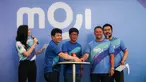 Direktur Moji, Hendy Lim (tengah kiri), Managing Director Emtek, Sutanto Hartono (tengah), dan Michael Owen (tengah kanan) menekan tombol launching MOJI di Sumarecon Mall Serpong, Tangerang Selatan, Minggu (21/08/2022). (Bola.com/Bagaskara Lazuardi)