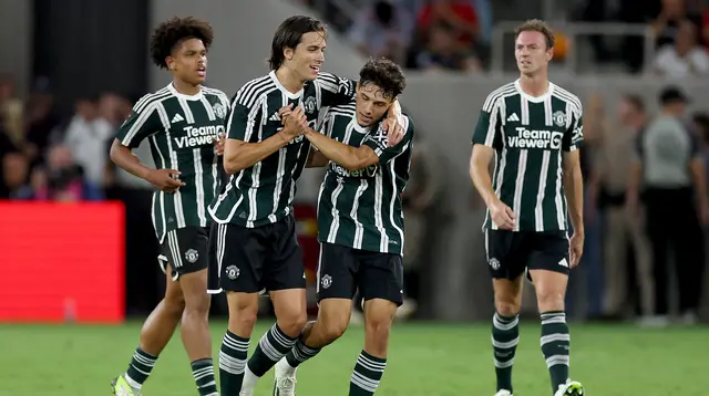 Pemain Manchester United,  Alvaro Fernandez #42 memeluk Marc Jurado #54   setelah golnya pada paruh pertama pertandingan persahabatan pramusim antara Manchester United dan Wrexham di Stadion Snapdragon pada 25 Juli 2023. (Sean M. Haffey/AFP)