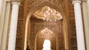 Pengunjung melihat-lihat instalasi Istana Alhambra di Mal Senayan City, Jakarta Pusat, Kamis (15/4/2022). Instalasi megah setinggi 14 meter itu merupakan perwujudan dari tema The Divine Ramadan yang dibuat untuk menyemarakkan bulan puasa. (Liputan6.com/Herman Zakharia)