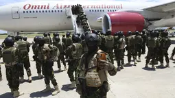 Kontingen kedua yang terdiri dari 200 polisi dari Kenya tiba di Haiti untuk memperkuat misi yang didukung PBB yang dipimpin oleh negara Afrika Timur tersebut untuk memerangi geng-geng kriminal di negara Karibia yang sedang dilanda masalah. (AP Photo/Odelyn Joseph)