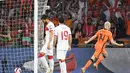 Gelandang Belanda, Davy Klaassen (kanan) berselebrasi usai mencetak gol ke gawang Turki pada kualifikasi Grup G Piala Dunia Qatar 2022 di stadion Johan Cruijff Arena di Amsterdam (8/9/2021). Kemenangan ini membawa Belanda ke puncak klasemen Grup G dengan 13 angka.  (AFP/John Thys)