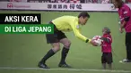Aksi seekor kera sebelum laga antara Cerezo Osaka Vs Vissel Kobe di Liga Jepang.