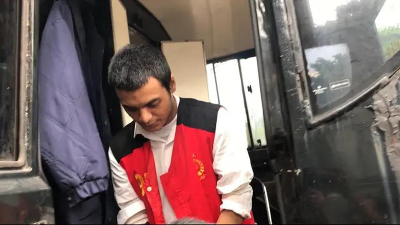 Vadel Badjideh Menghela Napas Lega Usai Sidang: Terkadang ke Tempat yang Benar Itu Melalui Jalan yang Salah