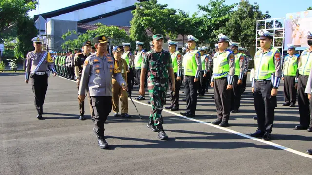 Apel siaga Polres Tuban jelang operasi Patuh Semeru. (Adirin/Liputan6.com)