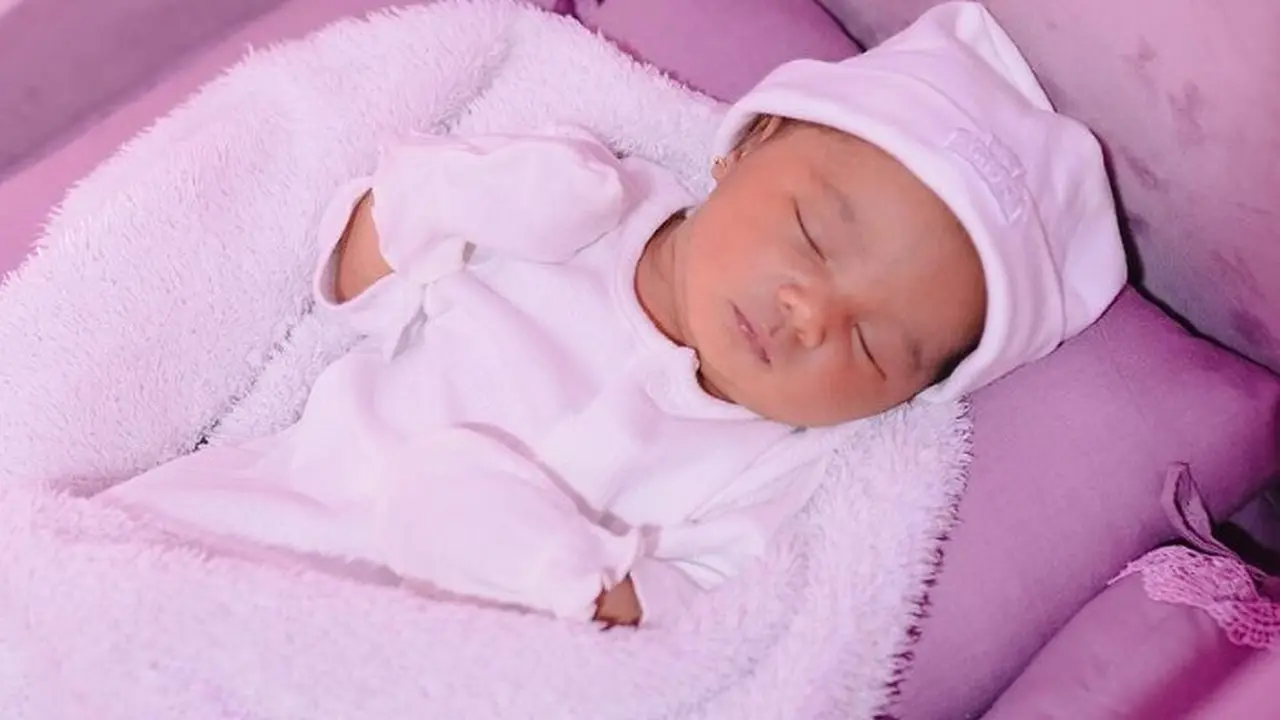 Potret Baby Azura Humaira Nur Atta (Sumber: Instagram/@aurelie.hermansyah dan Instagram/@attahalilintar)