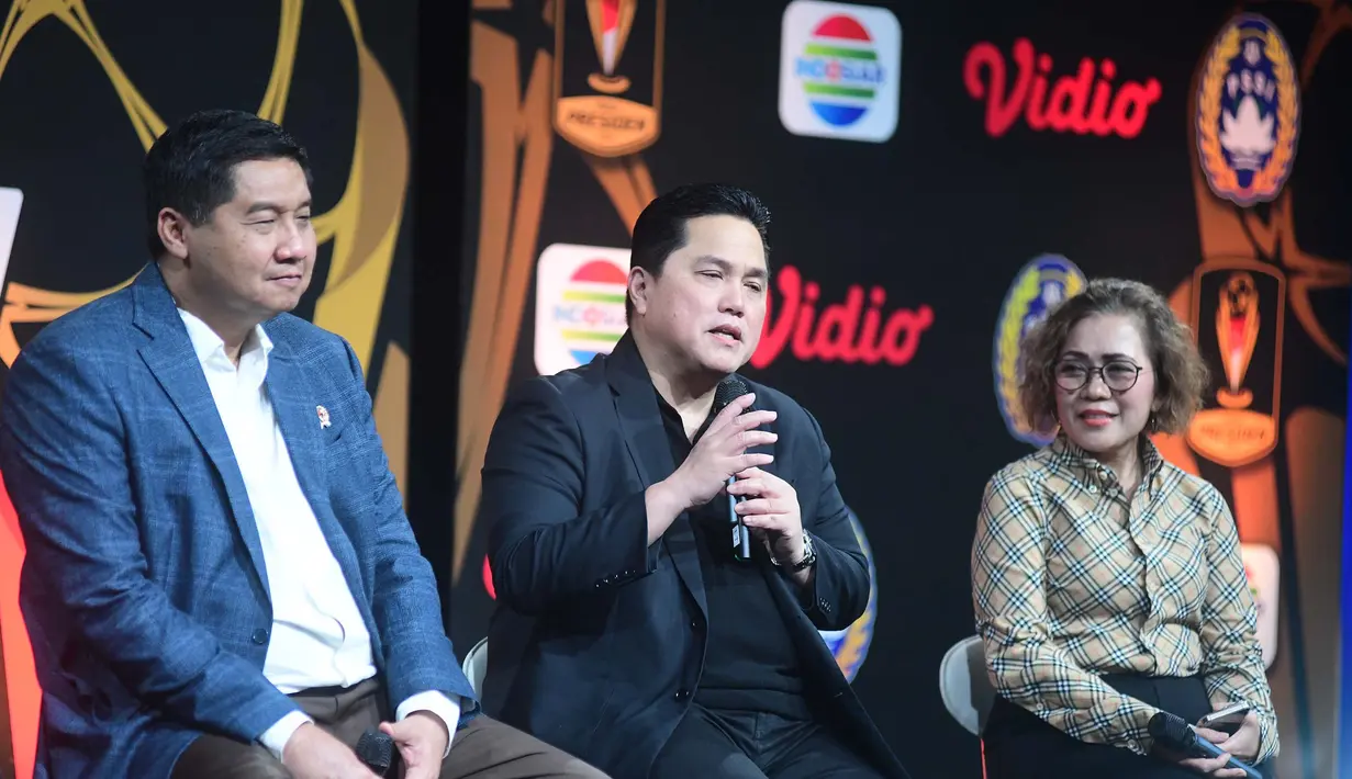 (dari kiri) Ketua Steering Committee (SC) Piala Presiden Maruarar Sirait, Ketua Umum PSSI Erick Thohir dan Direktur Emtek Media Harsiwi Achmad saat press conference Piala Presiden 2026 di Studio Lantai 8 SCTV Tower - Senayan City, Jakarta, Senin (06/07/2026). (Merdeka.com/ Arie Basuki)