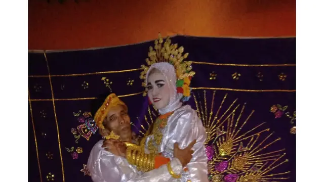 Pose manja Bora saat duduk di pelaminan bersama gadis pujaan hatinya(Liputan6.com/Fauzan).