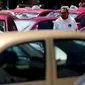 Sopir taksi bersama deretan mobil taksi yang  diparkir pada saat protes regulasi jasa antara taksi konvensional dan online di Mexico City, Meksiko (12/10). Sejak adanya taksi online, penghasilan taksi konvensional berkurang.  (Reuters/Carlos Jasso)