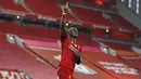 Penyerang Liverpool, Sadio Mane, melakukan selebrasi usai membobol gawang Crystal Palace pada laga Premier League di Stadion Anfield, Rabu (24/6/2020). Liverpool menang dengan skor 4-0. (AP/Phil Noble)