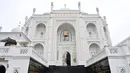 Pemandangan masjid Ramlie Musofa yang kosong selama bulan suci Ramadan di Jakarta (4/5/2020). Masjid ini terinspirasi dari kisah berdirinya monumen Taj Mahal yang menceritakan tentang pembangunannya menjadi ajang perwujudan cinta antara seorang raja terhadap istrinya. (AFP/Adek Berry)