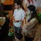 Putra sulung Presiden Jokowi, Gibran Rakabuming Raka bersama istri dan anaknya Jan Ethes sedang membeli camilan olahan jahe yang kian langka di Traditional Dessert Festival di The Sunan Hotel Solo, Selasa malam (29/10).(Liputan6.com/Fajar Abrori)