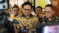 Ketum Partai Golkar, Airlangga Hartarto memberi keterangan usai acara Pembekalan Caleg DPR RI Partai Golongan Karya di Jakarta, Rabu (19/12). Pembekalan diadakan dalam rangka persiapan menghadapi Pemilu 2019 mendatang. (Liputan6.com/Immanuel Antonius)