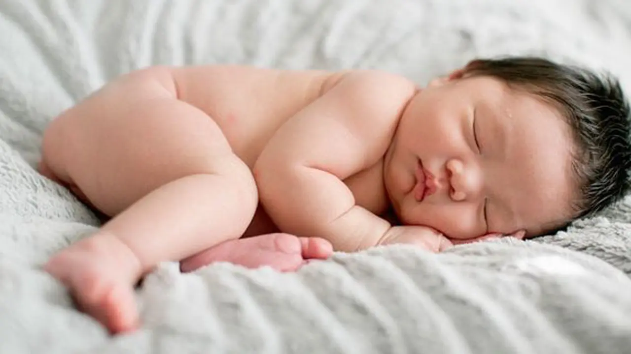 Tidur bayi/copyright shutterstock