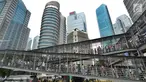 Calon penonton rela antre hingga Halte Bus Transjakarta Senayan untuk mengikuti Closing Ceremony Asian Games 2018 di Stadion GBK, Jakarta, Minggu (2/9). Mereka rela antre sejak pukul 08.00 pagi. (merdeka.com/Arie Basuki)