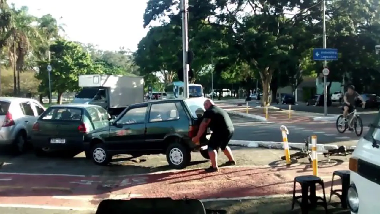 Fiat Uno Digotong Akibat Parkir Sembarangan