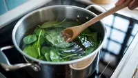 Cara Masak Bayam agar Tidak Menghitam dan Nutrisinya Tetap Terjaga