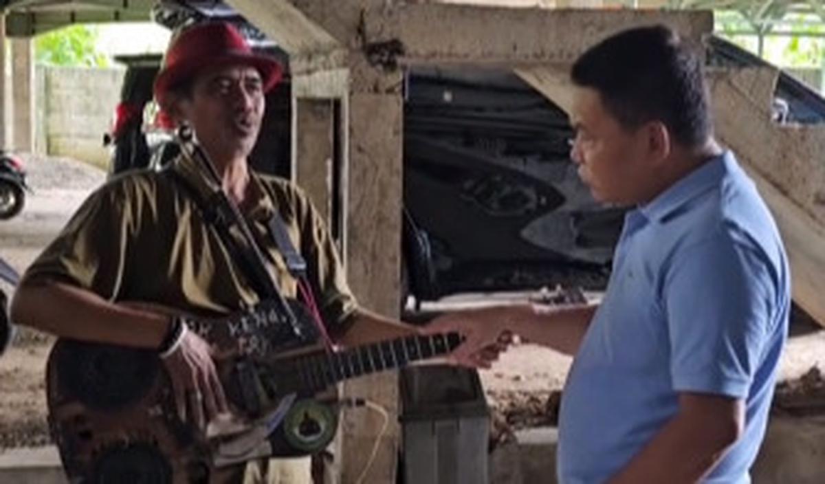 "Ini kalau beli gitar berapa? Kalau beli yang baru-baru?," tanya Dudung.