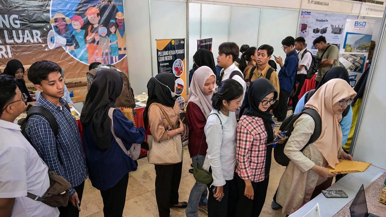 FOTO: Antrean Pencari Kerja Mengular di Job Fair Surabaya 2026