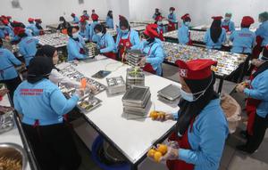 Dapur Kebayunan mitra mandiri Badan Gizi Nasional (BGN) mampu memproduksi 16.203 paket Makan Bergizi Gratis (MBG) setiap hari. (merdeka.com/Arie Basuki)