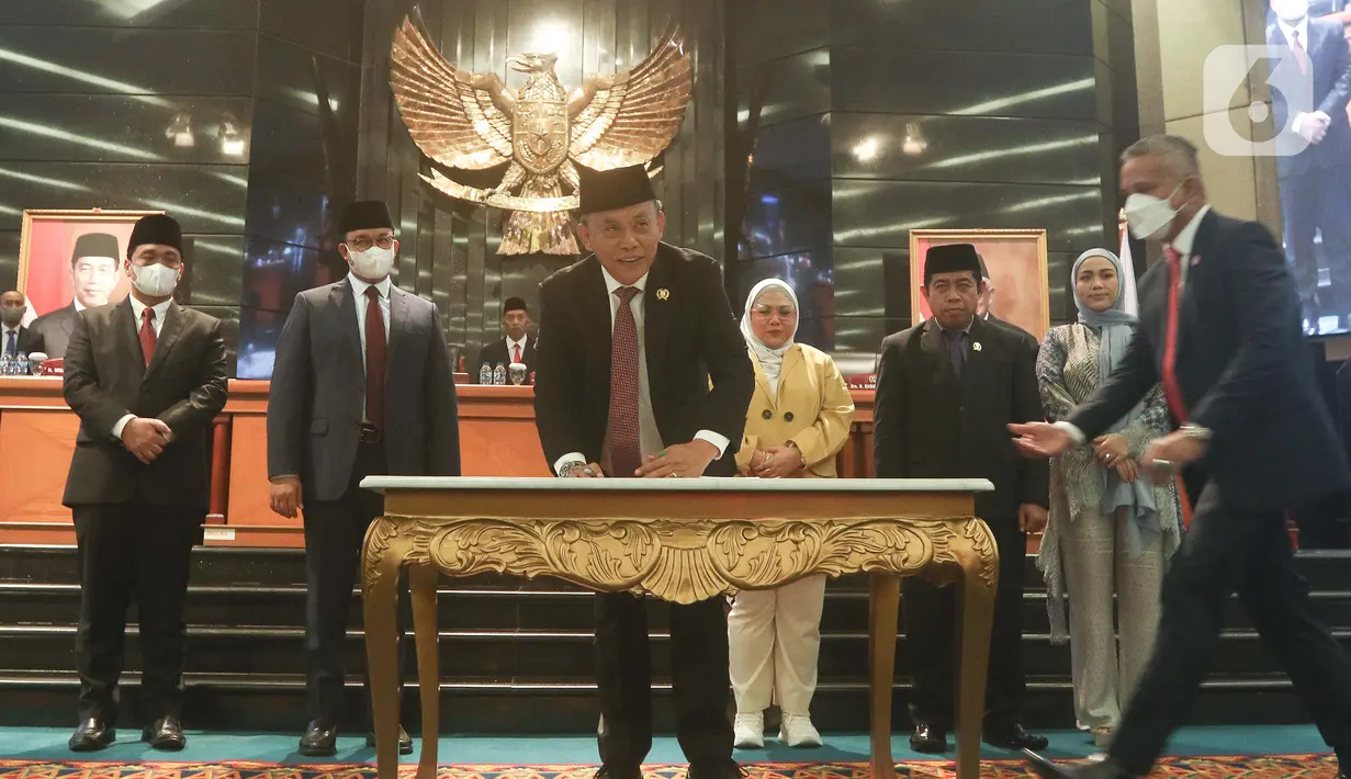 Ketua DPRD DKI Jakarta Prasetyo Edi Marsudi menandatangani surat putusan saat mengikuti sidang paripurna di Gedung DPRD DKI Jakarta, Selasa (13/9/2022). DPRD DKI Jakarta menggelar rapat paripurna pengumuman masa akhir kepemimpinan Gubernur DKI Jakarta Anies Baswedan - Ahmad Riza Patria 30 hari sebelum masa tugas berakhir. Rapat paripurna pengumuman pemberhentian Anies ini dilakukan sesuai Surat Edaran Kementerian Dalam Negeri Nomor 131/2188/OTDA. (Liputan6.com/Herman Zakharia)