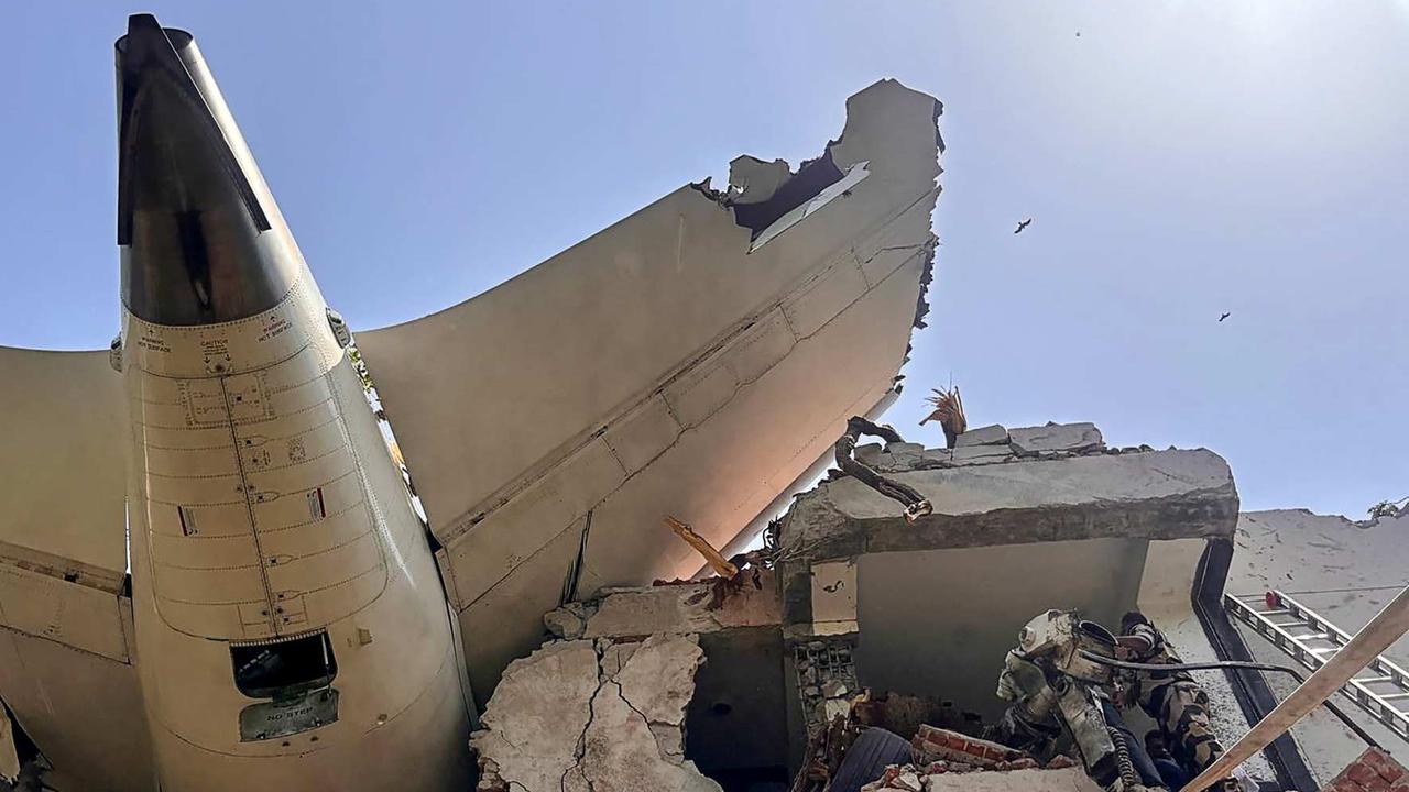 FOTO: Situasi Mencekam di Lokasi Pesawat Air India Jatuh, Puing dan Mayat Berserakan di Mana-Mana