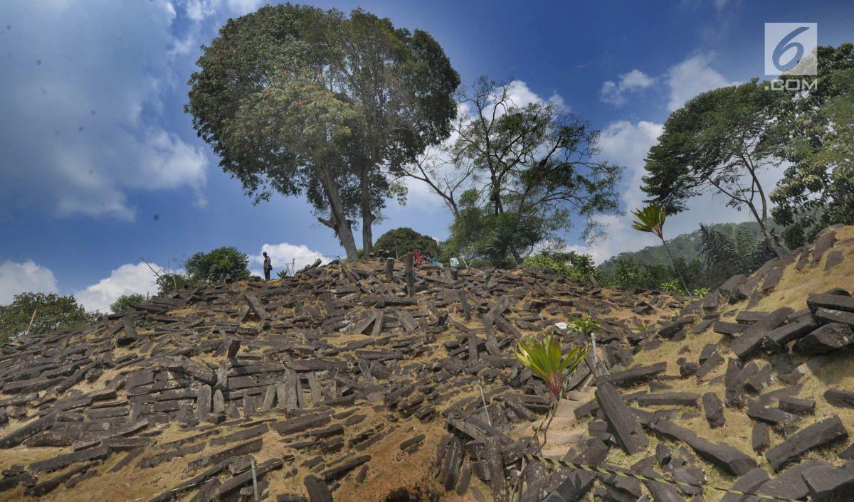 Makalah tersebut menyatakan Gunung Padang "dipahat dengan cermat" menjadi bentuknya saat ini antara 25.000 dan 14.000 tahun lalu, bukan terbentuk secara alami.