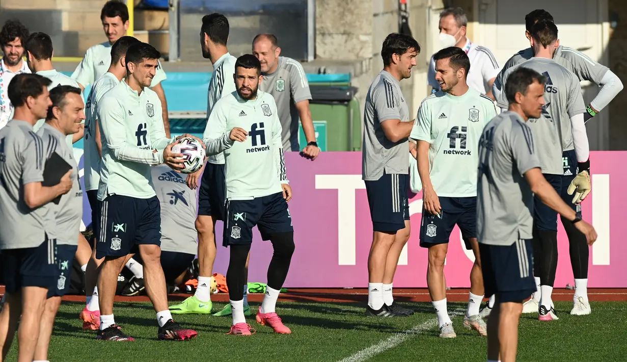 Para pemain timnas Spanyol menghadiri sesi latihan di Stadion Petrovsky, Saint Petersburg, Rabu (30/6/2021). Timnas Swiss dan Spanyol akan berhadapan di babak perempat final Euro 2020 di Krestovsky Stadium yang digelar Jumat, 02 Juli 2021 pukul 23.00 WIB. (Kirill KUDRYAVTSEV/AFP)